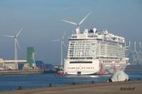 cruiseschip Norwegian Joy vaart achterwaart naar aanlegpier Eemshaven / Bron: sodraf