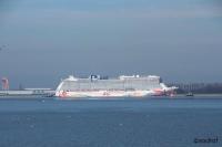cruiseschip Norwegian Joy komt achterwaarts aan in Emden / Bron: sodraf