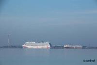 cruiseschip Norwegian Joy vaart voorwaarts weg van Emden / Bron: sodraf