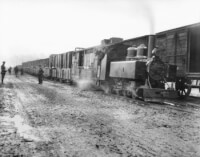 Poperinge in België, 1e wereldoorlog, overslag van munitie in veldspoorwagons / Bron: Onbekend / Wikimedia Commons