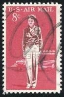 Postzegel, uitgegeven door de postdienst van U.S.A. met een afbeelding van Amelia Earhart voor de Electra. / Bron: Design: Robert J. Jones, Wikimedia Commons (Publiek domein)