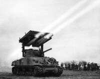 Sherman vuurt raketten af, Frankrijk, 1944-1945 / Bron: library.uwa.edu, Wikimedia Commons (Publiek domein)