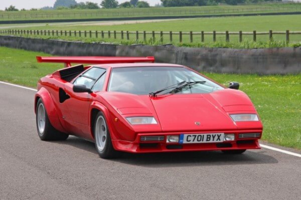 The wild Countach was severely affected by the oil crisis.  / Source: Brian Snelson, Wikimedia Commons (CC BY-2.0)