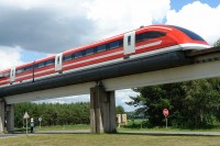 De Transrapid op het spoor in Lathem, rood / Bron: Állatka, Wikimedia Commons (Publiek domein)