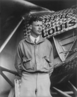 Charles Lindbergh, voor zijn vliegtuig <I>The Spirit of St. Louis</I> / Bron: Crisco 1492 / Library of Congress, Wikimedia Commons (Publiek domein)