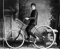 Zoontje Dunlop op eerste fiets met luchtbanden / Bron: Onbekend, Wikimedia Commons (Publiek domein)